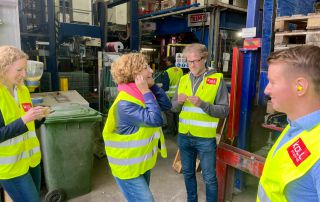 Mitarbeiter von OGS und KOLL Steine bei der Besichtigung der neuen Steinproduktion im Werk Bonn.