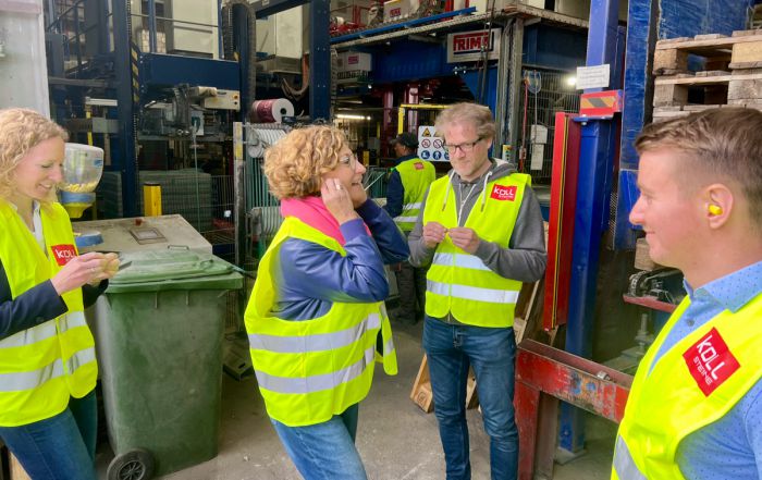 Mitarbeiter von OGS und KOLL Steine bei der Besichtigung der neuen Steinproduktion im Werk Bonn.